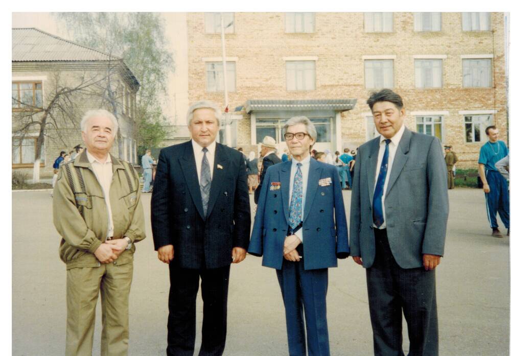 Цветное фото. Р.К. Фатхутдинов, М.М. Латыпов, А.Х. Хакимов,
 М.Н. Мухамадеев. Встреча. 9 мая 1996г.
