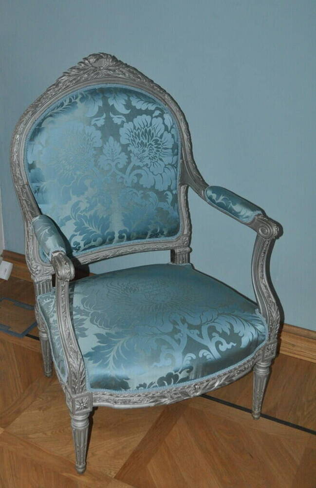 Кресло резное, серебреное, с прямой (à la Reine) килевидной спинкой, из гарнитура Парадной спальни дворца.
