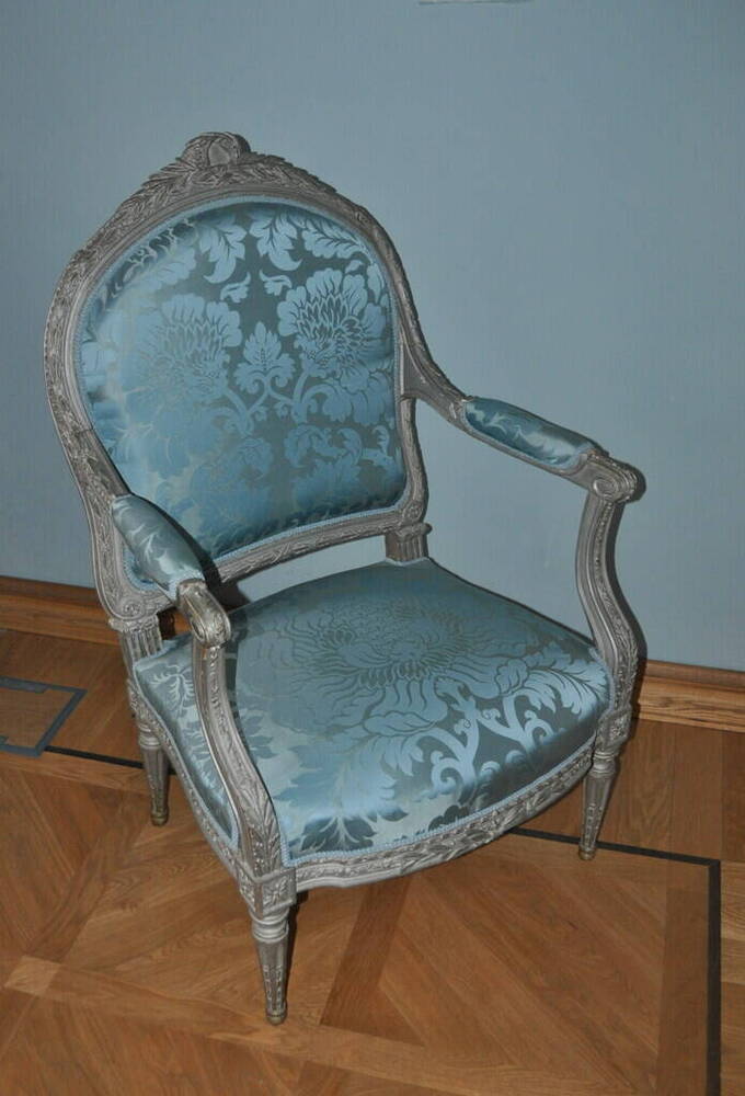 Кресло резное, серебреное, с прямой (à la Reine) килевидной спинкой, из гарнитура Парадной спальни дворца.