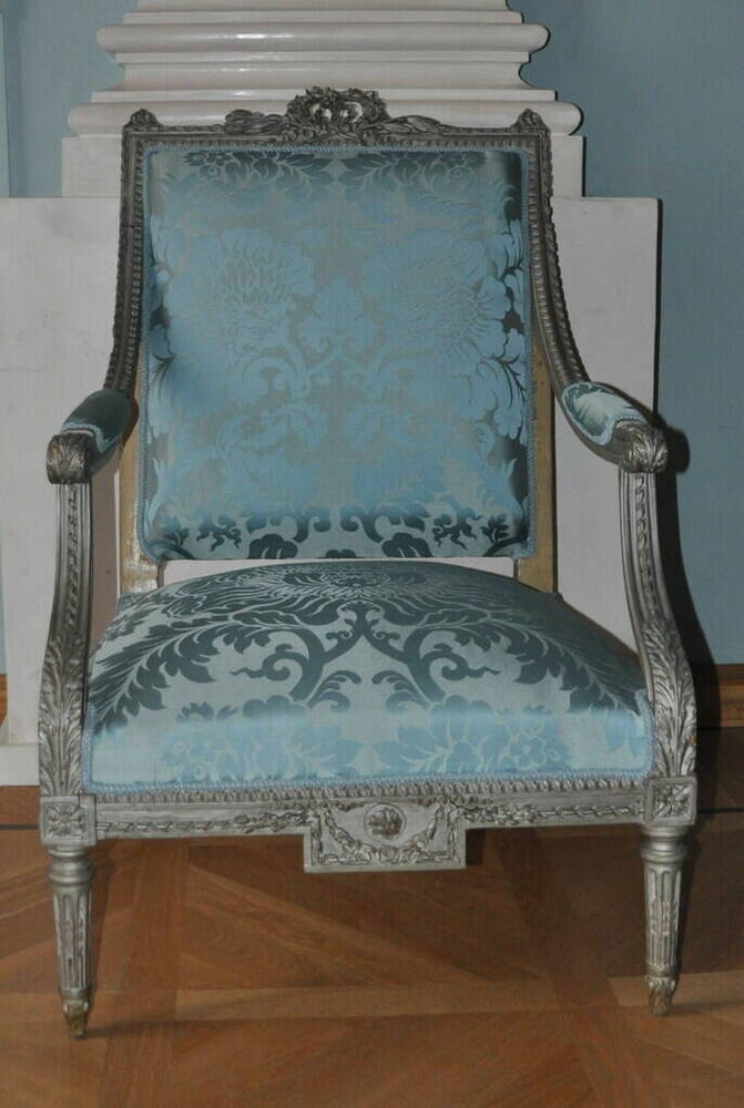 Кресло резное, серебреное, с прямой (à la Reine) прямоугольной спинкой, из гарнитура Парадной спальни дворца.