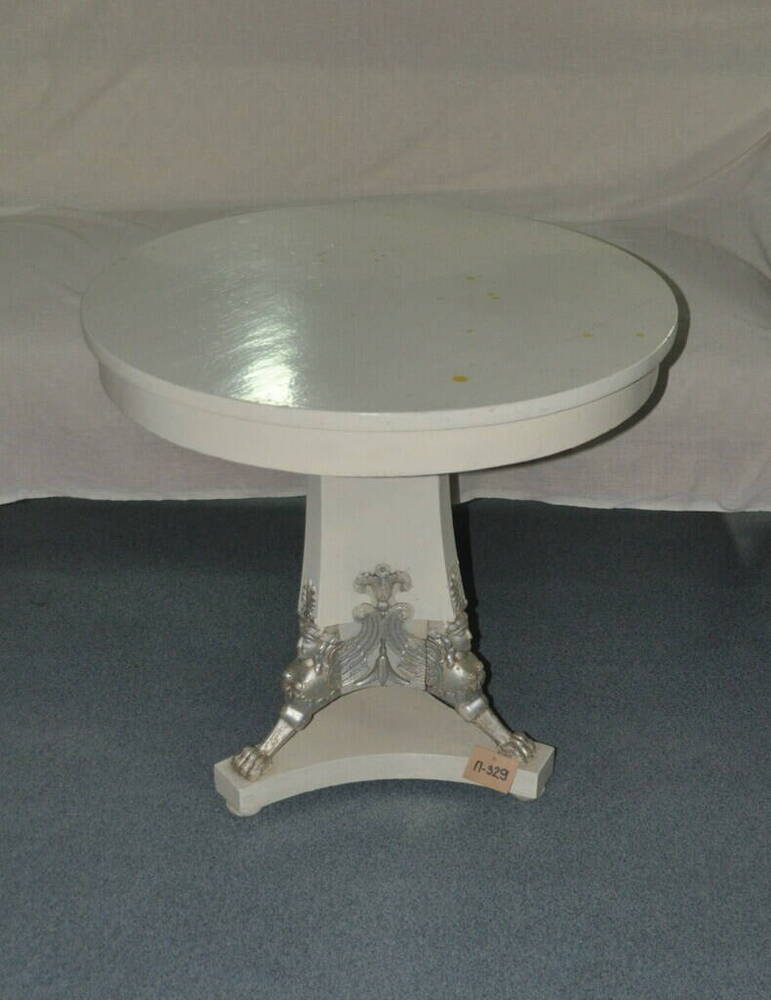 Стол с круглой столешницей, на одной ножке, белый, с резными деталями «под серебро», из гарнитура Парадной спальни дворца.
