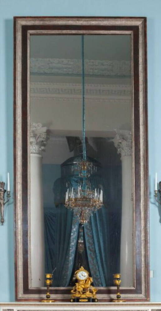 Трюмо – зеркало простенное, в серебрёной раме, для Парадной спальни дворца.