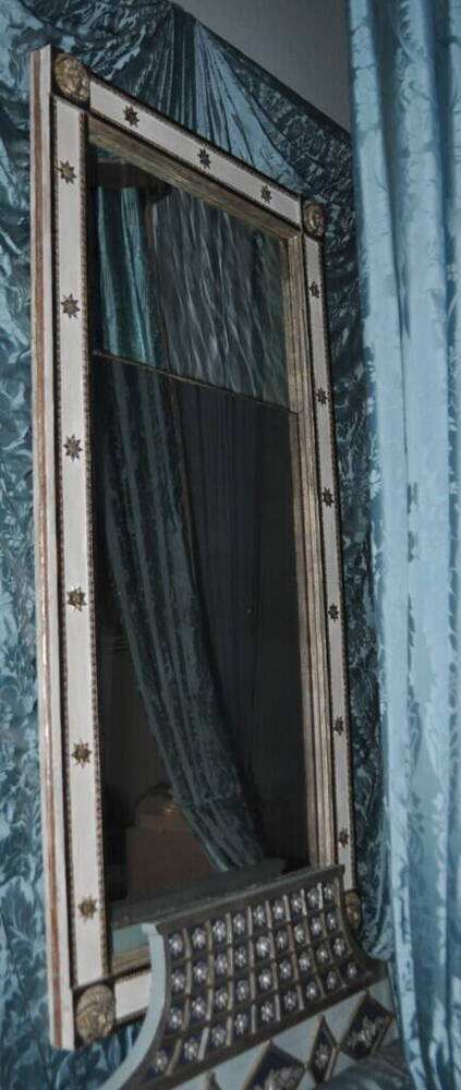 Зеркало настенное с наставкой, в прямоугольной посеребрённой раме с маскаронами, для Парадной спальни дворца.