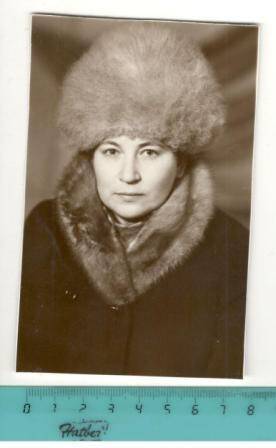 Фото поэтессы Сафиной Н.А., погрудно, в зимнем пальто и шапке