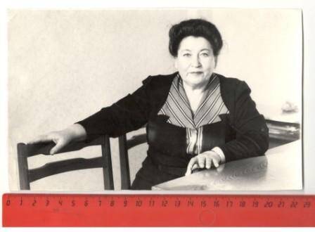 Фото поэтессы Сафиной Н.А., по пояс, сидя за столом
