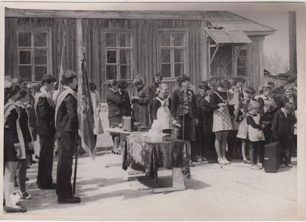 Фотография чёрно-белая сюжетная. Учащиеся и учителя  Ромненской средней школы на торжественной линейке.