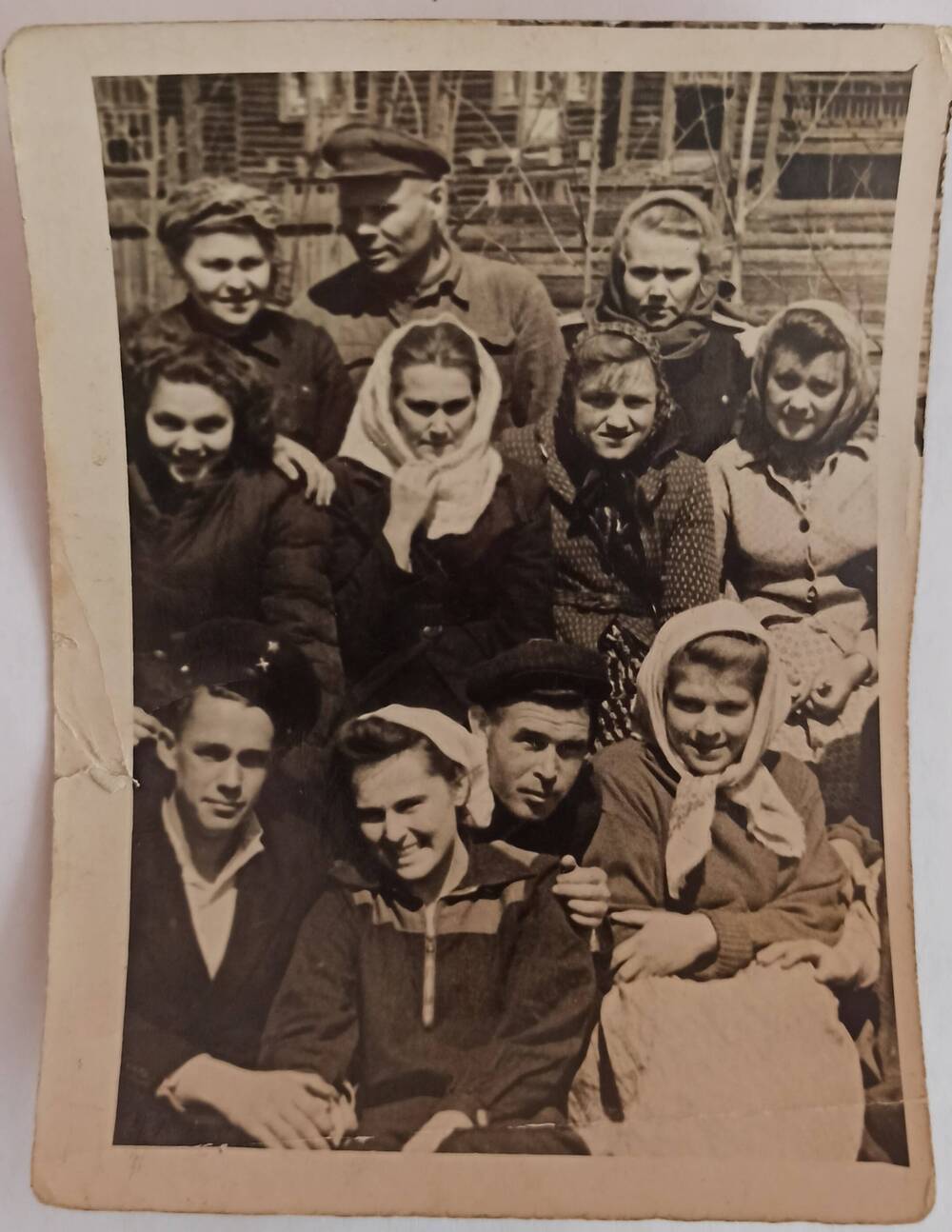 Фото групповое черно-белое «Субботник в городском парке». г. Сковородино 1952 г.
