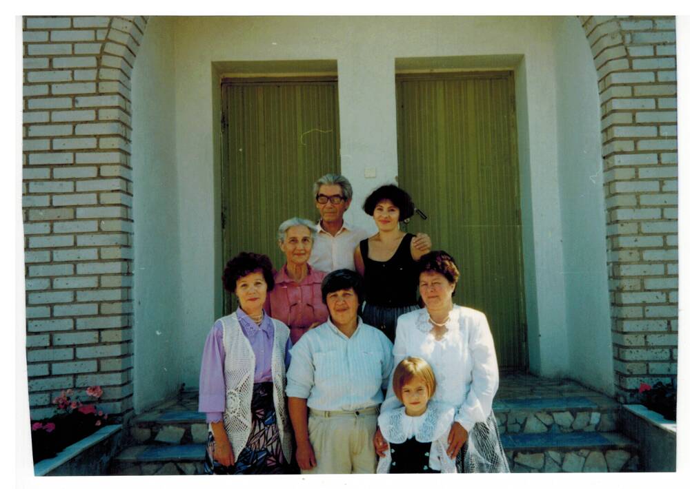 Цветное фото. А. Хакимов и Л. Хакимова приезд родственниц из 
Санк-Петербурга. лето 1996г.
