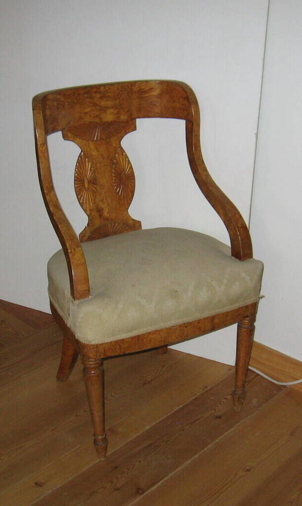 Кресло карельской берёзы, со сквозной спинкой.