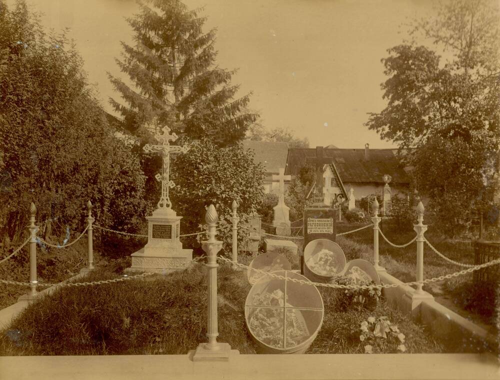Фотоснимок На кладбище у церкви Спаса Нерукотворного Образа г. Кондрово.