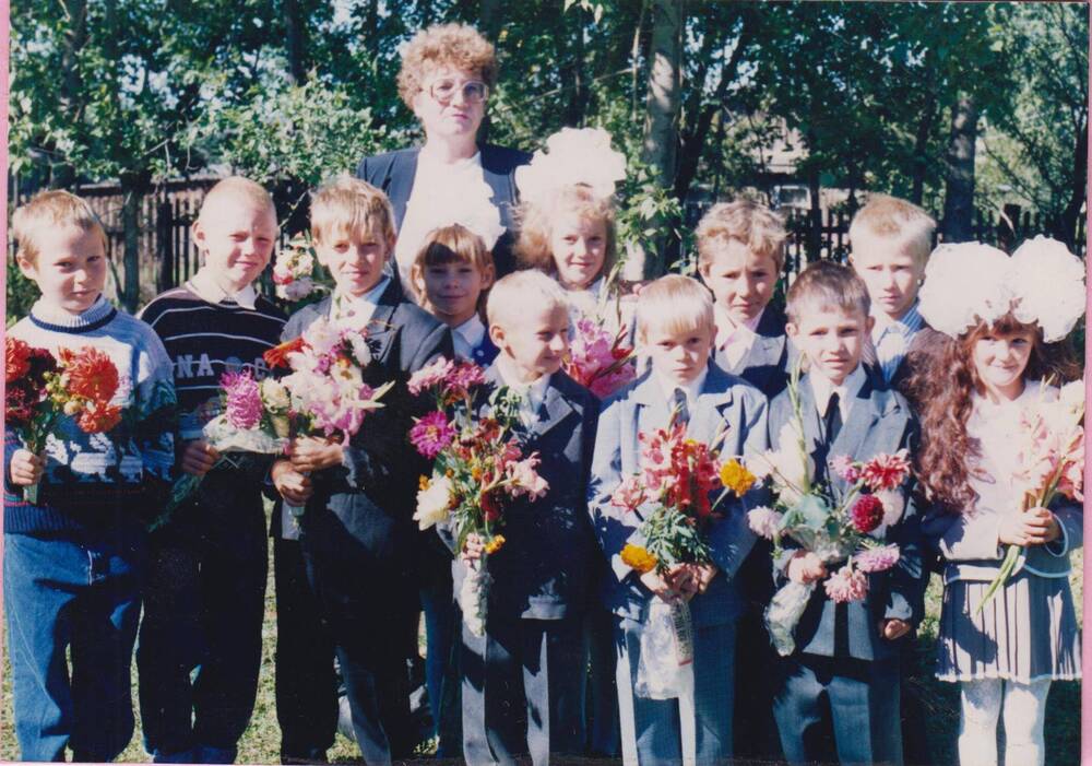 Фотография цветная групповая. Шишнёва В.С. со своими учениками, Ромненская средняя школа.
