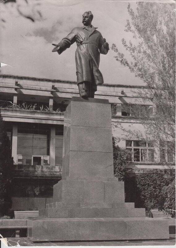 Фотография. Памятник в рост Серго Орджоникидзе в рост.