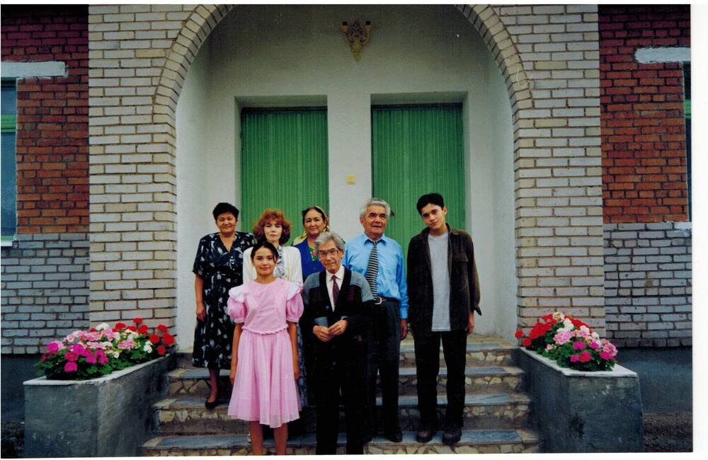 Цветное фото. А.Хакимов с родственниками.
август 1999г.