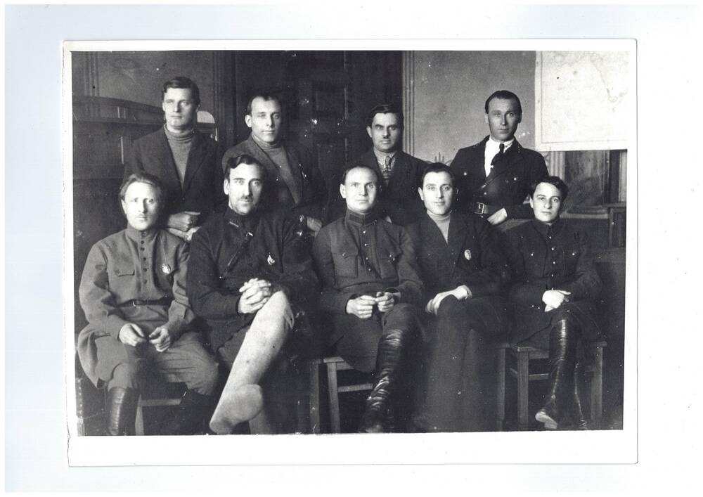 Фото черно-белое. Руководители милиции города Минусинска. 
Второй справа - Конопелько Павел Гордеевич. 1929 год.