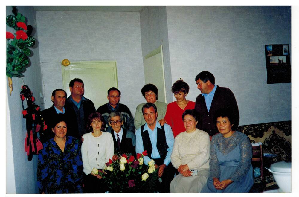 Цветное фото. А.Хакимов принимает родственников.5 мая 1999г.