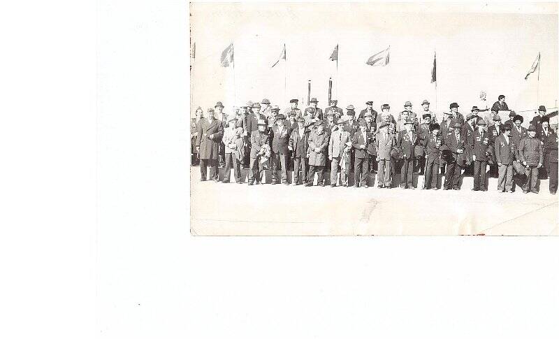 Фотография групповая. Ветераны ВОВ и тыла 9 мая 1990 г. на площади Ленина в г. Вилюйске.