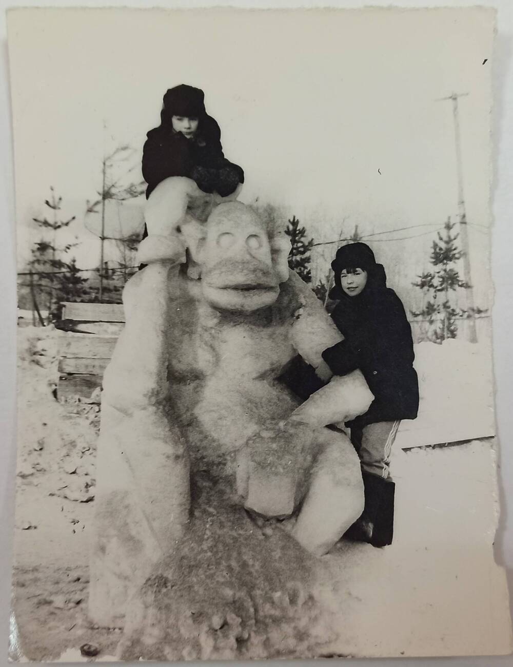 Фотография ч/б. Снежный городок – год Обезьяны г. Сковородино, площадь Победы, 1991 год.