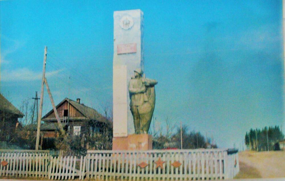 Фотография Памятник погибшим воинам в Усть-Каде