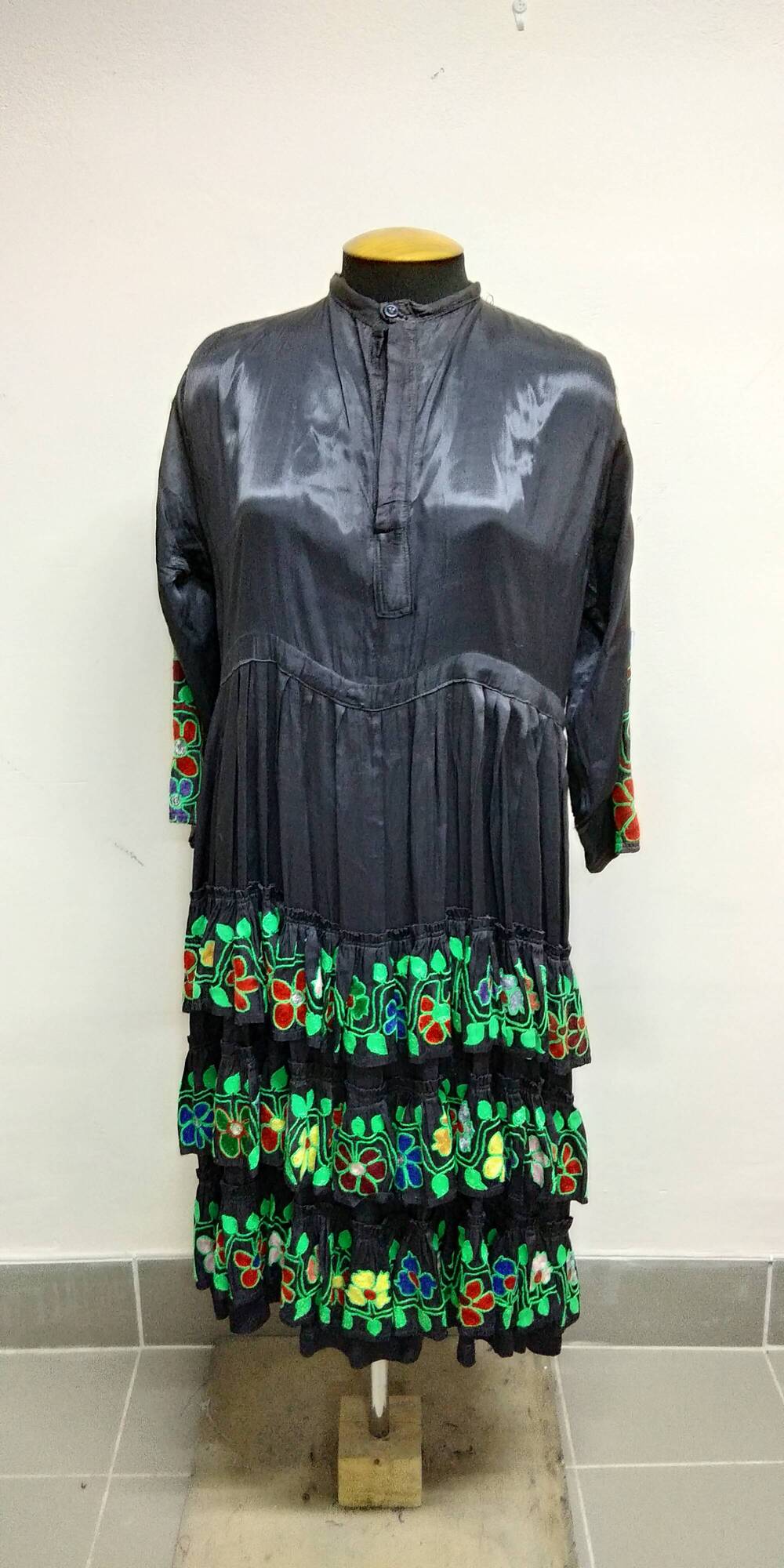 Платье татарское(?) черного цвета, украшено вышивкой тамбурным швом.