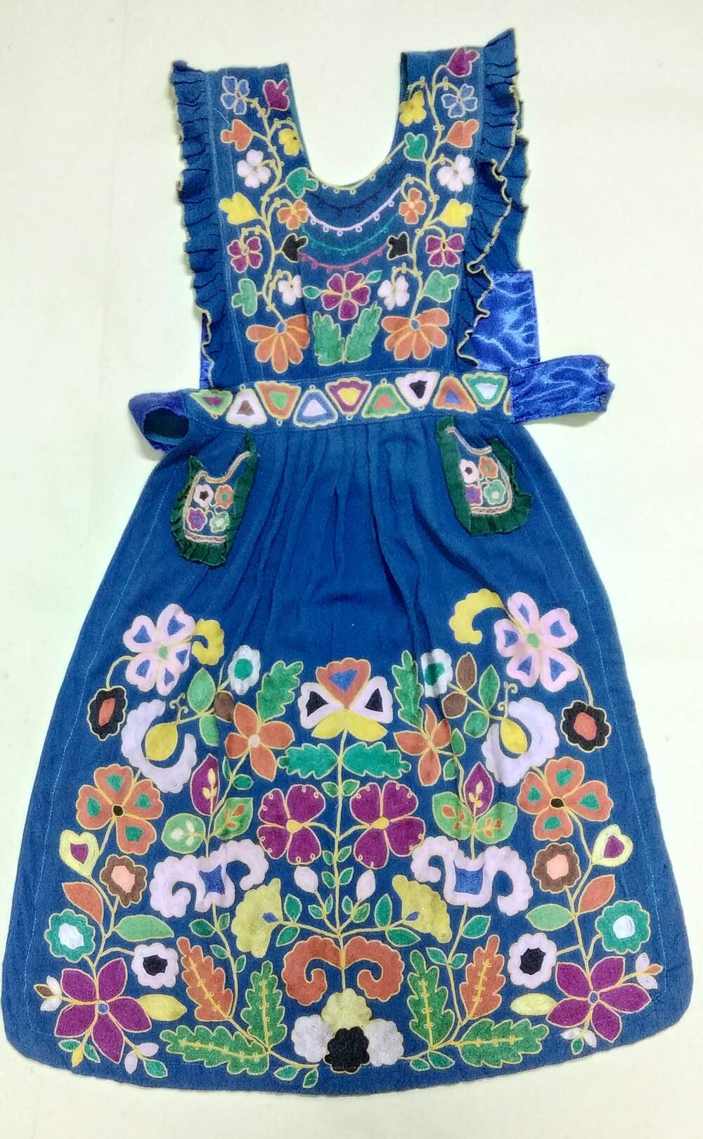 Фартук плечевой (с нагрудником и спинкой) синего цвета с двумя накладными кармашками с вышивкой тамбуром.