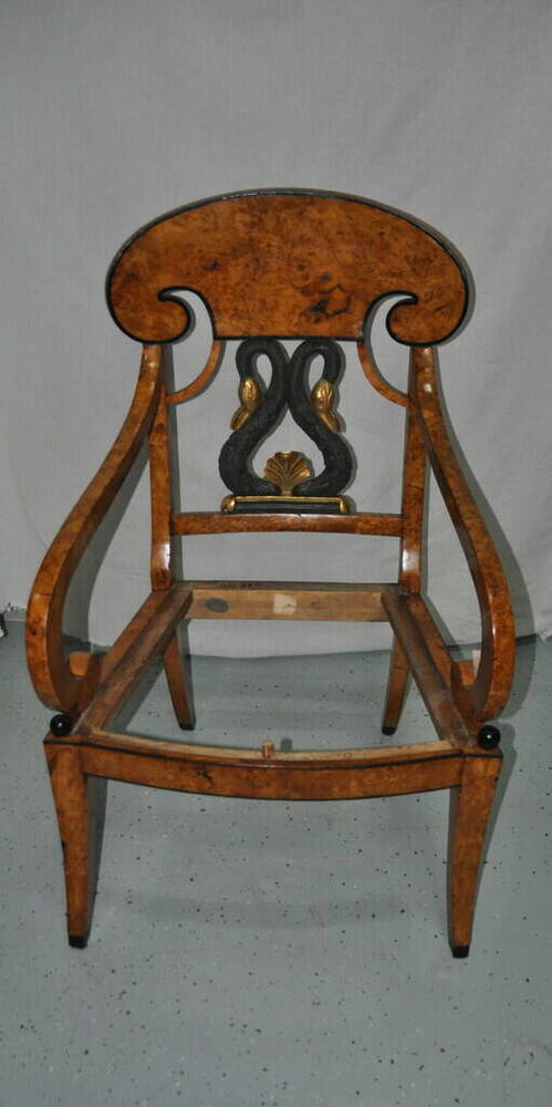 Кресло, тип клисмос, фанерованное тополем, с резными лебедиными головками на спинке.