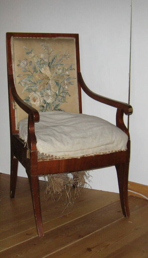 Кресло красного дерева, с вышивкой на обивке.