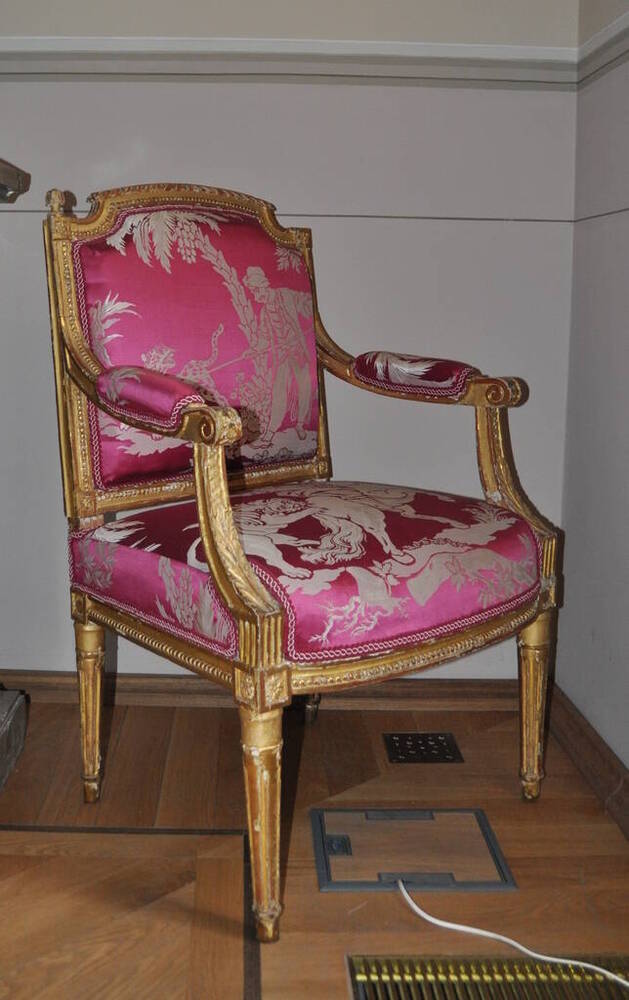 Кресло резное, золочёное, с прямой ( à la Reine) прямоугольной спинкой, с жемчужником, из гостинного гарнитура.