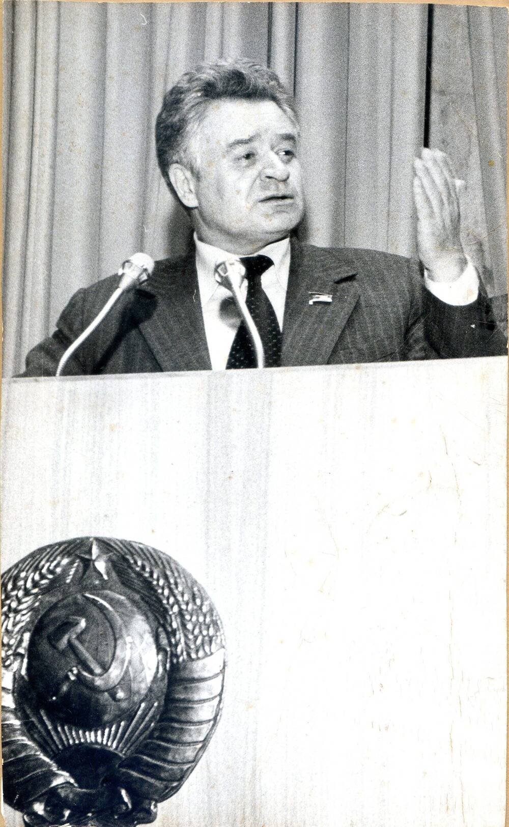 Фото ч/б П.С. Плешаков  на одном из выступлений стоит за трибуной 1980-е гг.