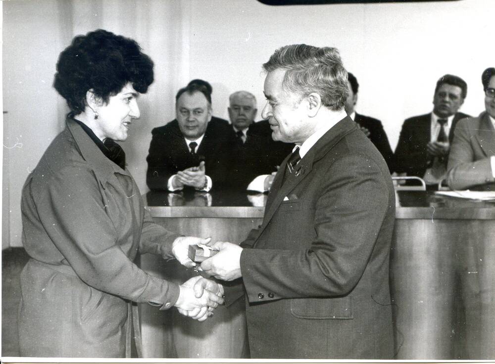 Фото ч/б  П.С. Плешаков вручает награду одной из работниц предприятия радиопромышленности СССР. 1980-е гг.