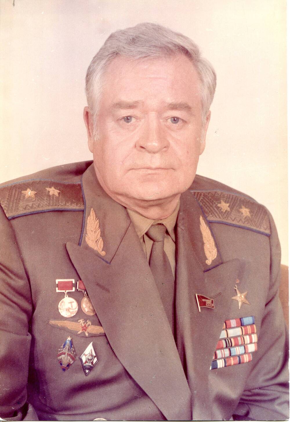 Фото портрет цветной погрудный анфас. П.С. Плешаков в генеральской форме со звездой Героя Социалистического Труда на груди. 1980-е гг.