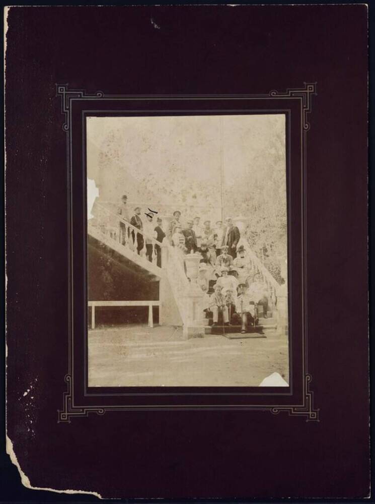 Фотография. Юсуповы с гостями на лестнице усадебного театра в Архангельском. 28 июня 1894 г.