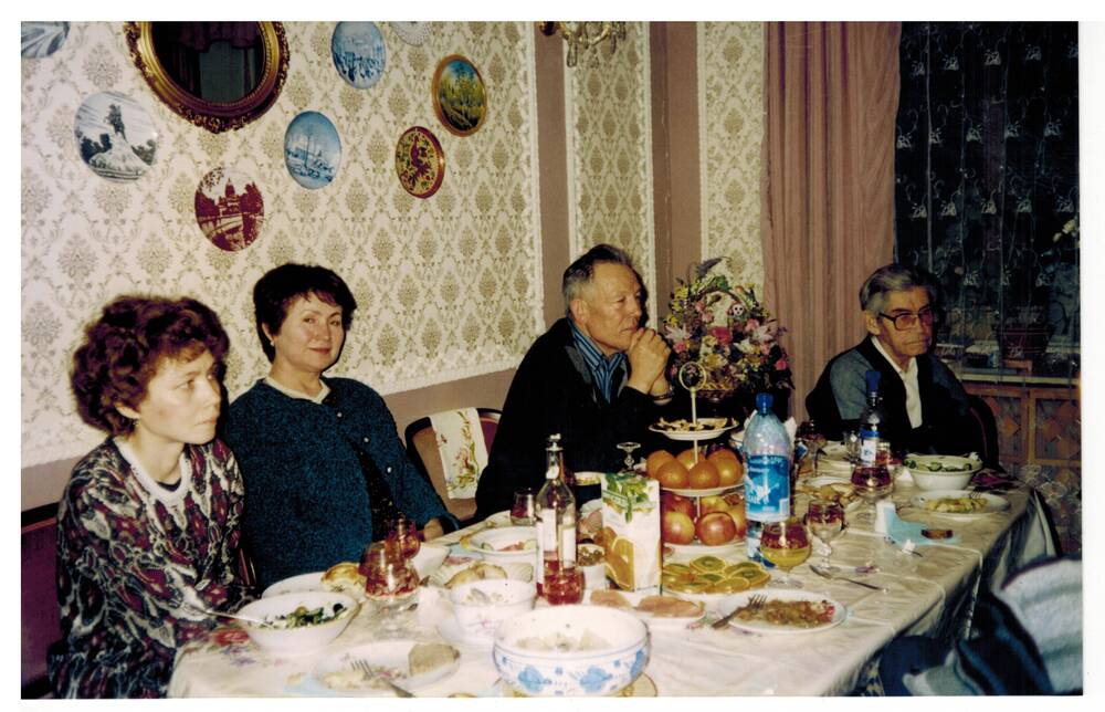 Цветное фото. А. Х. Хакимов принимает гостей в Москве.
Весна 2003г.
