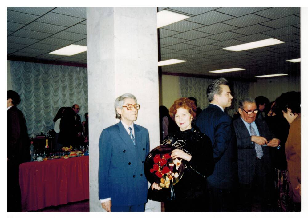 Цветное фото. А.Х. Хакимов с супругой Л.К. Хакимовой в Москве на встрече писателей.  март 1995г.