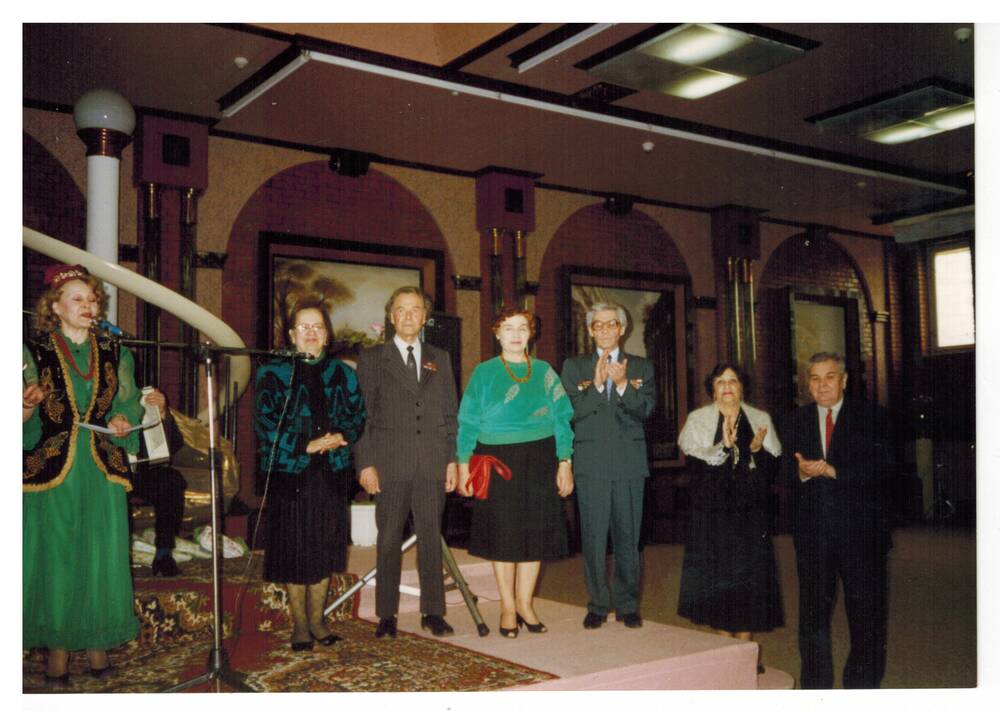 Цветное фото. А.Х. Хакимов  на встрече писателей фронтовиков в Литературной газете в Москве. май 1995г.