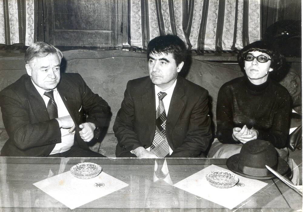 Фото ч/б. П.С. Плешаков (слева)  на международном технико-экономическом заседании Совета Интер АСУ в Болгарии. 1980 г.