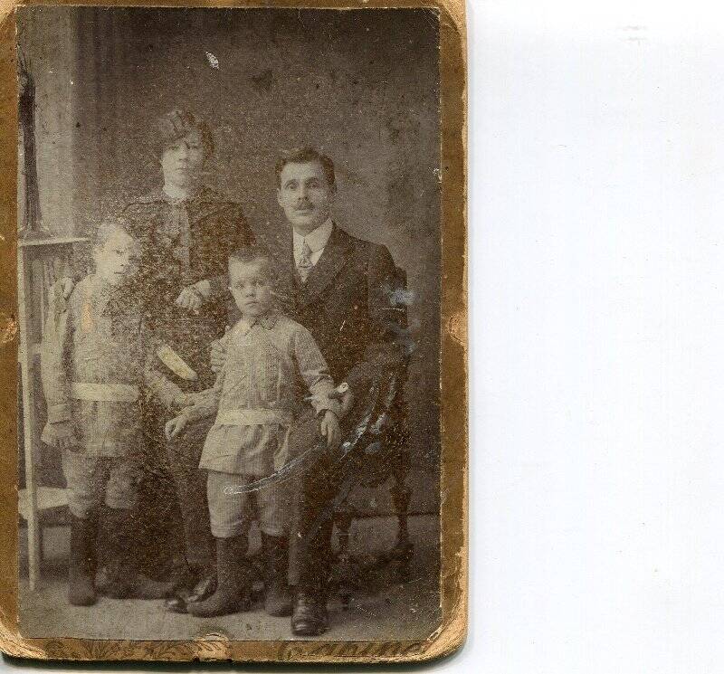 Фотография Елены Михайловны и Василия Алексеевича Рожновых с сыновьями.