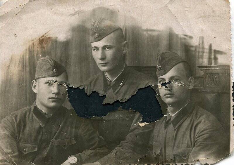 Фотография Худякова Александра Степановича (в центре) с двумя однокурсниками Ульяновского училища связи.