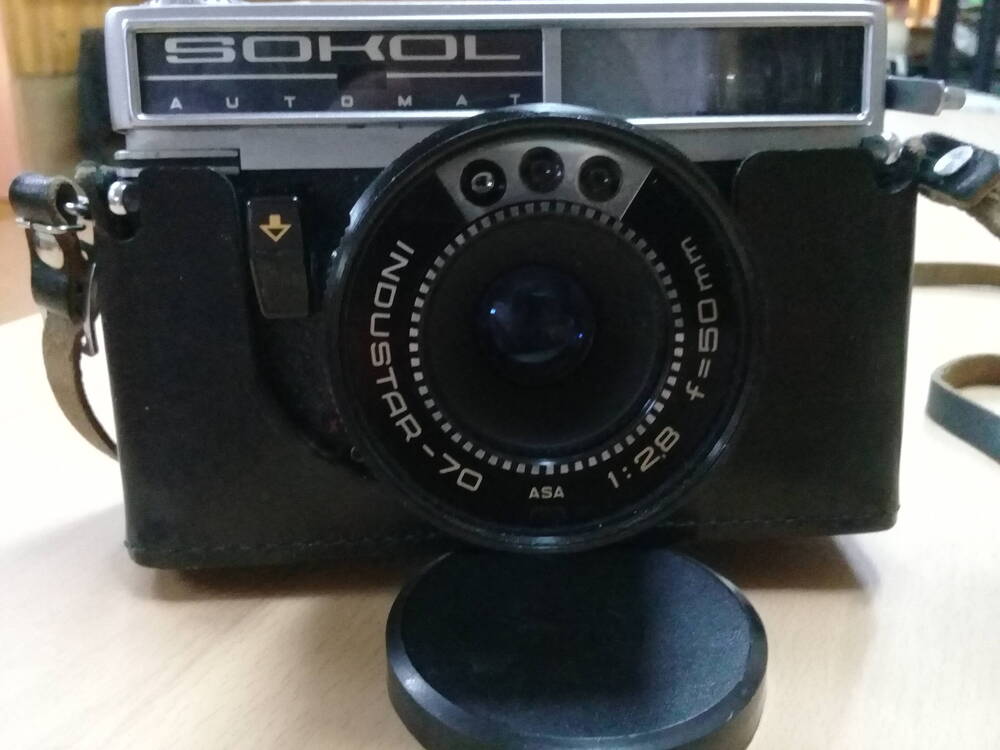 Фотоаппарат SOKOL- Малоформатный пяти программный фотоаппарат с механизмом автоматической установки экспозиционных параметров – предназначается для широкого круга фотолюбителей.