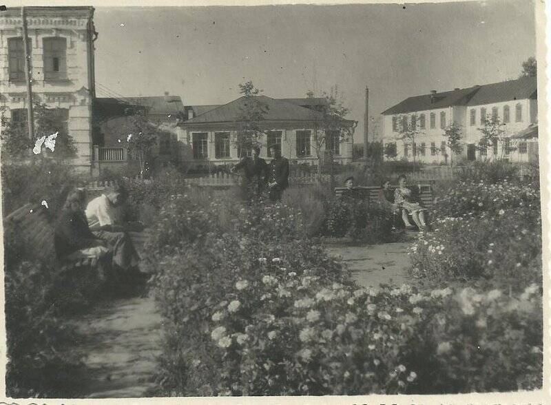 Фотография черно-белая. Внутренний двор Кинель-Черкасского сельскохозяйственного техникума.