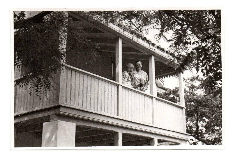 Фотография. На балконе дома поэта М. Волошина.