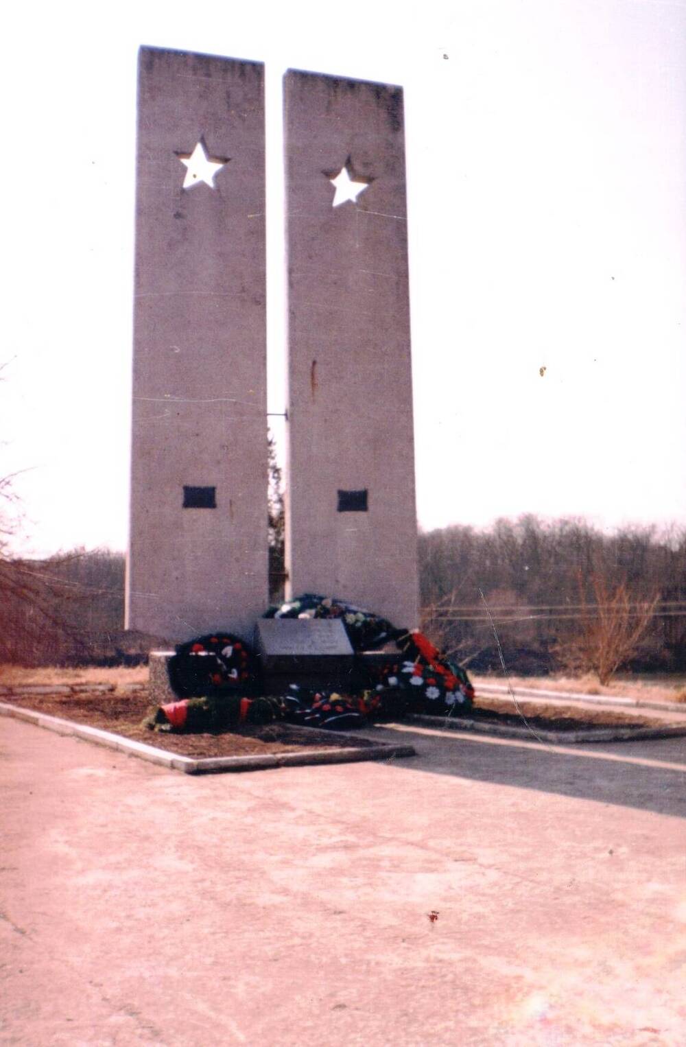 Фотография памятника Лейтенантские погоны в
г. Кропоткин посвящен воинам Урюпинского военно-пехотного училища