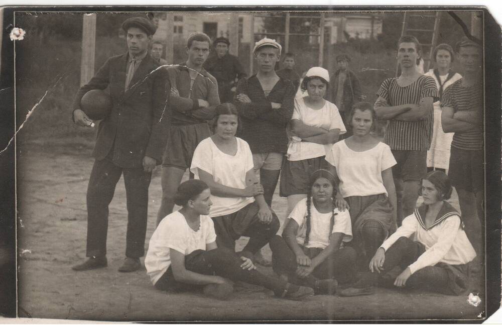 Фото групповое. Мужская и женская баскетбольные команды, 10.09.1925 г.