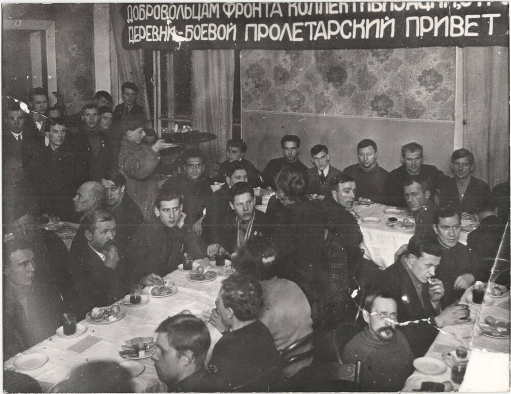 Фото групповое. Рабочие Ленинградского путиловского завода в сл. Михайловке, 1924 г.