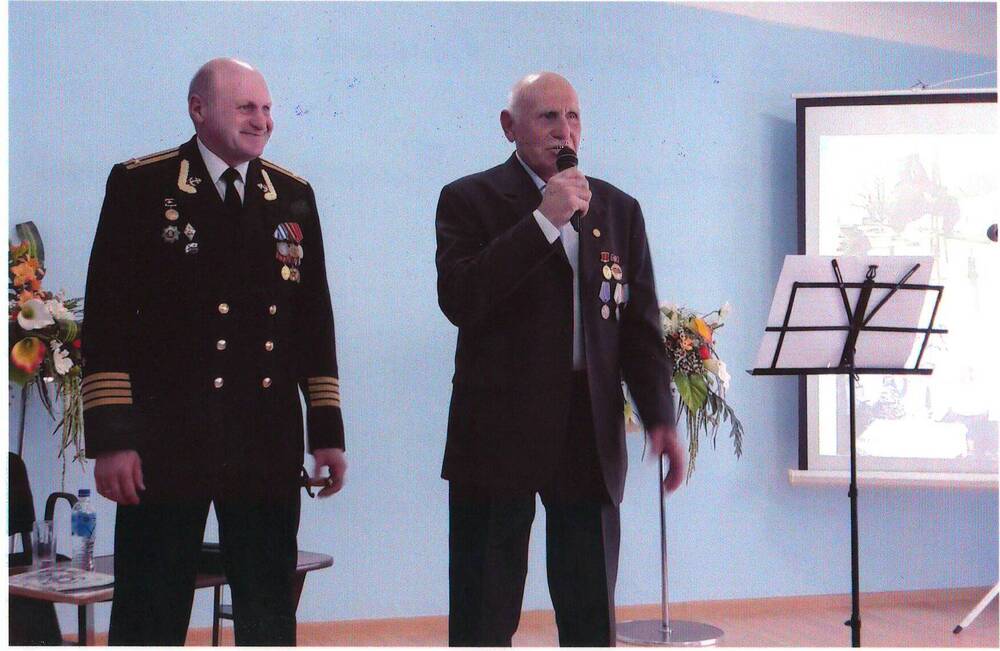 Фотография. Выступление Захарченко А.Г. на сцене малого зала Матвеево- Курганского РДК, с сыном Алексеем.