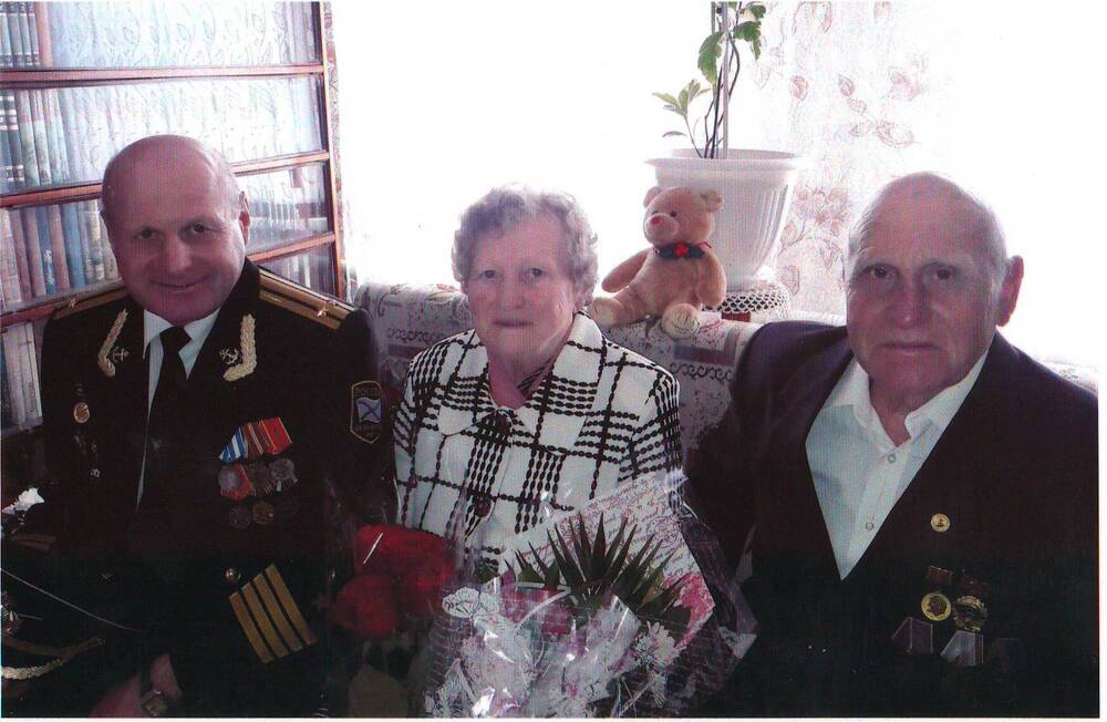 Фотография. Захарченко Алексеея Григорьевича с женой Анной Ильиничной и сыном Алексеем, на фоне интерьера комнаты.