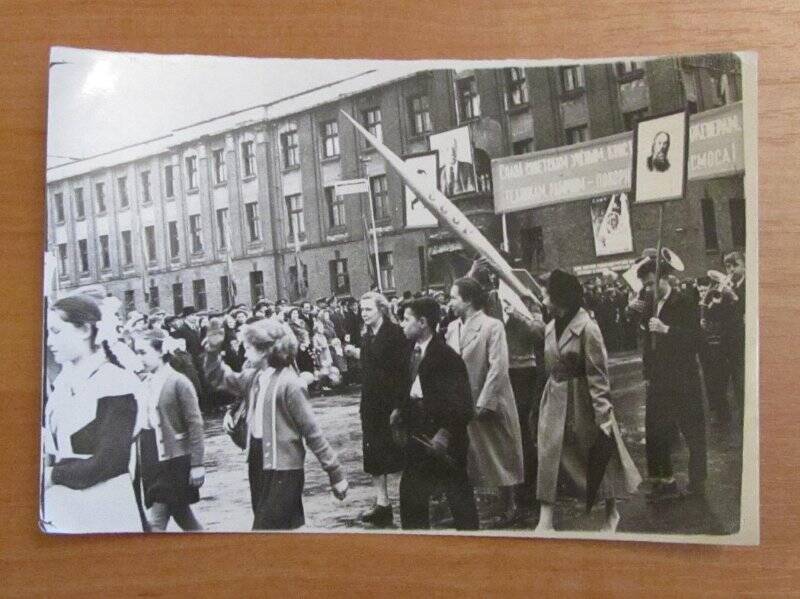 Фотография. Праздничное шествие на городской площади.