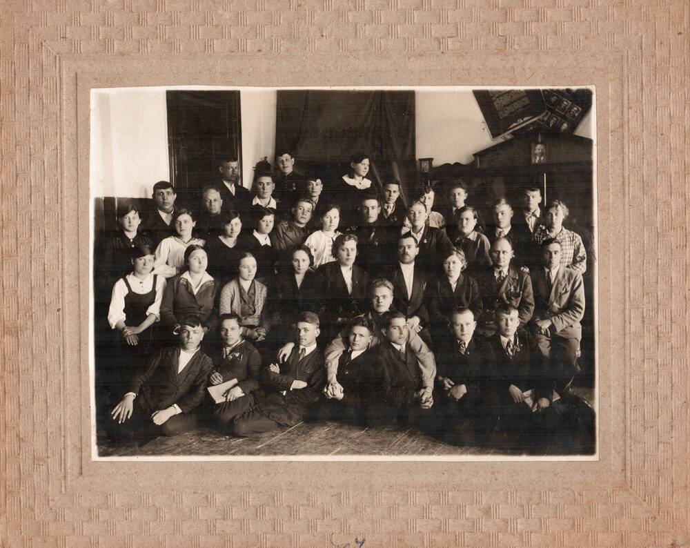 Фотография групповая на паспарту Выпускники Рассказовского рабфака со своим учителем.