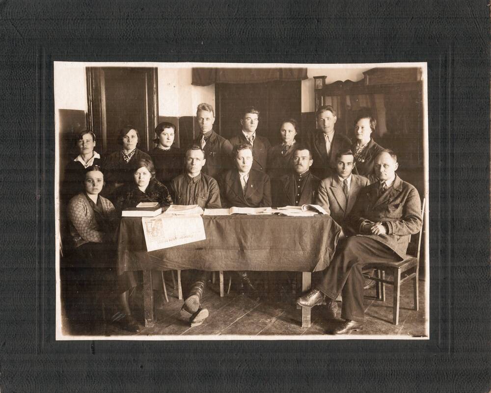 Фотография групповая на паспарту Преподаватели Рассказовского Рабфака.