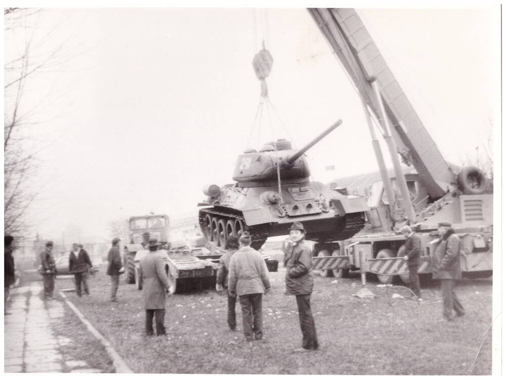 Фотография сюжетная  «Погрузка танка Т-34-85 на грузовую платформу».
