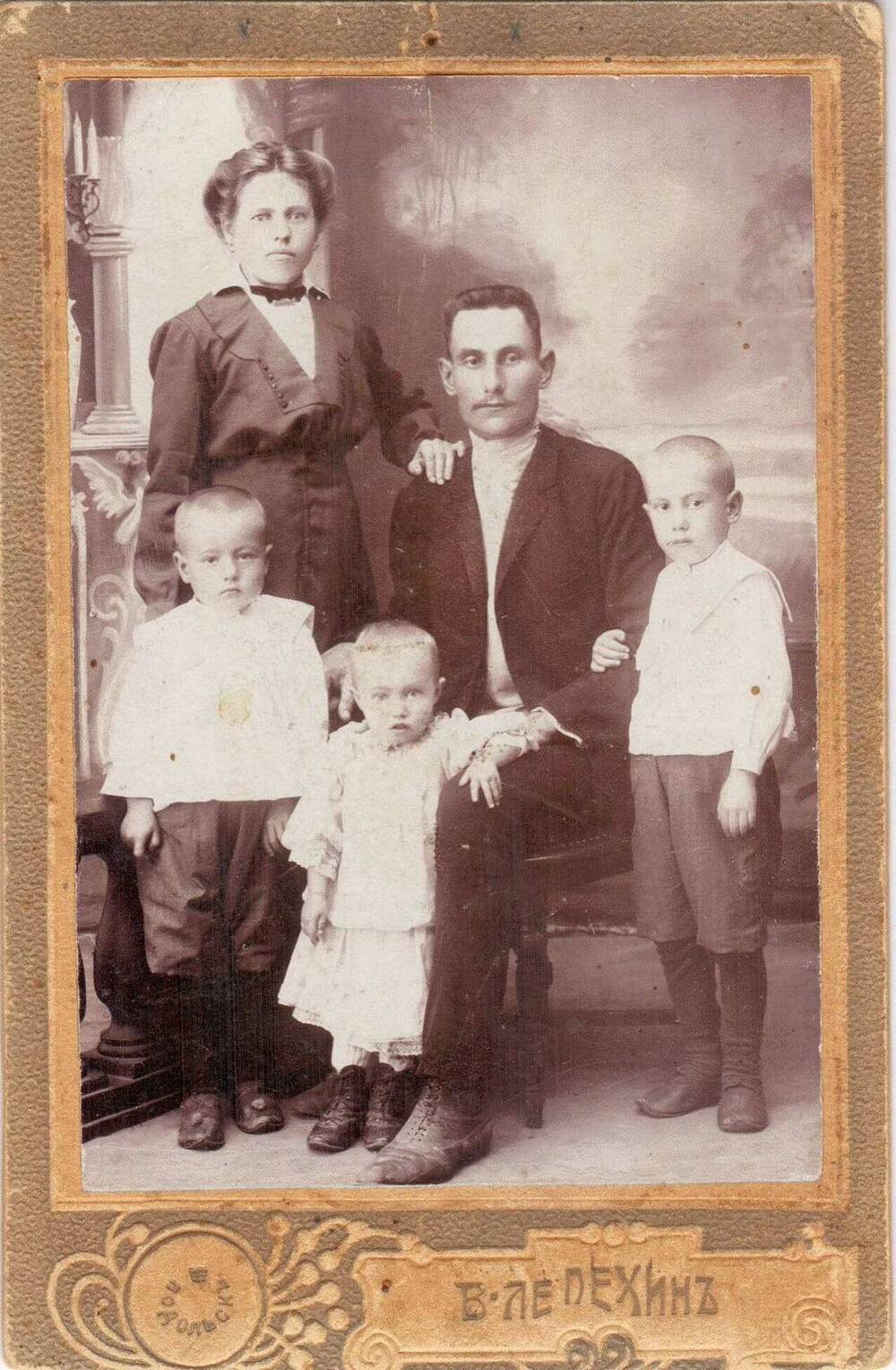 Фотография на паспарту Рудаков Егор Васильевич с семьей.